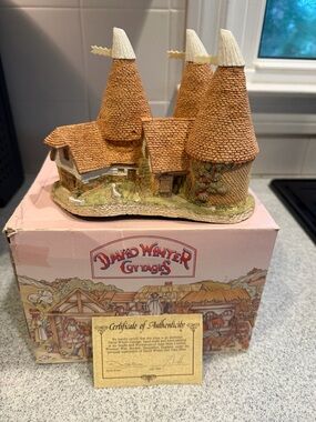 1981 David Winter Cottages Miniature Oast House - Original box and COA